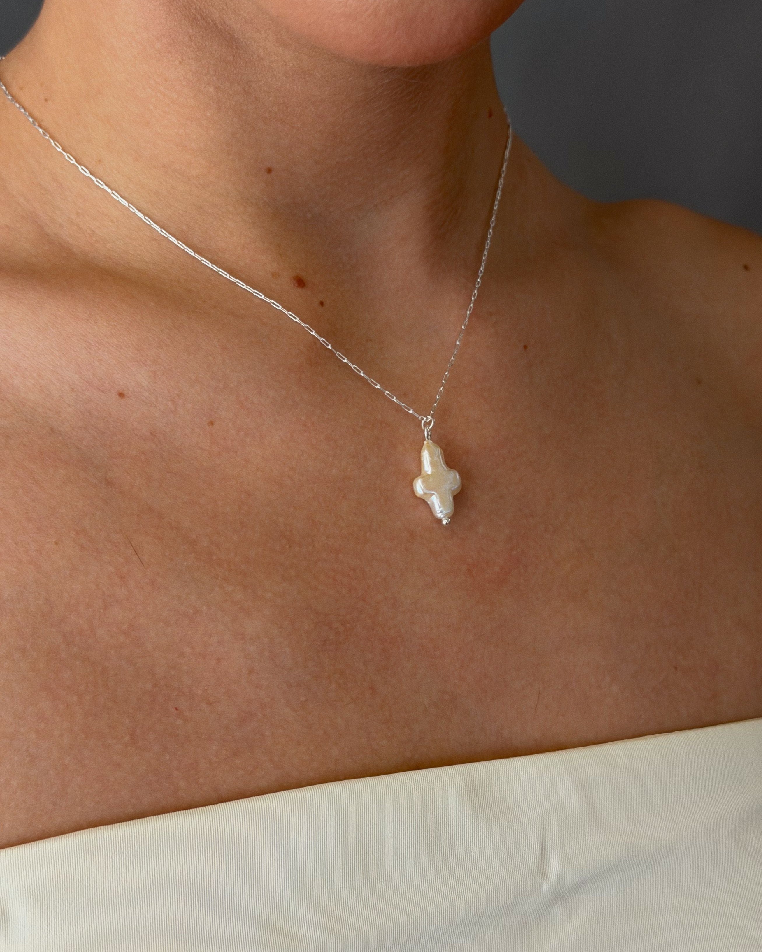 J0040_minipearlcrossnecklace_w